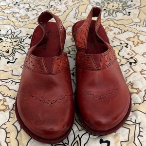 Red leather clogs with strap HUSH PUPPIES 6